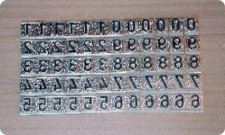 Pojedyncze znaczniki do ustawiania dowolnej kombinacji cyfr – na przykład dat. Przedstawione na fotografii znaki wykonano do cechowania sera.